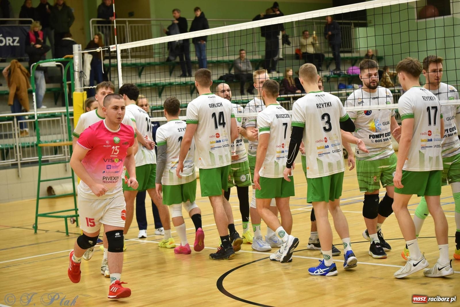 Zdjęcie w galerii na portalu naszraciborz.pl: Siatkarska remontada w hali OSiR. KS Racibórz odwrócił losy meczu z Olimpią Włodowice [FOTO i WIDEO] wiadomości z regionu