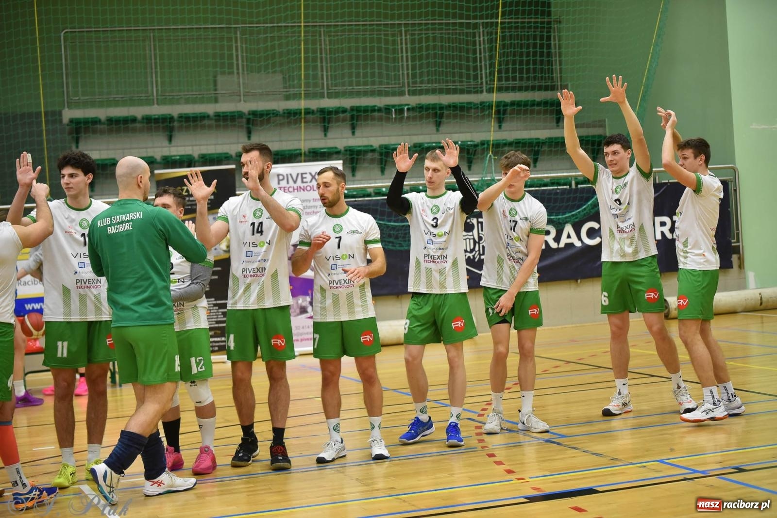 Zdjęcie w galerii na portalu naszraciborz.pl: Siatkarska remontada w hali OSiR. KS Racibórz odwrócił losy meczu z Olimpią Włodowice [FOTO i WIDEO] wiadomości z regionu