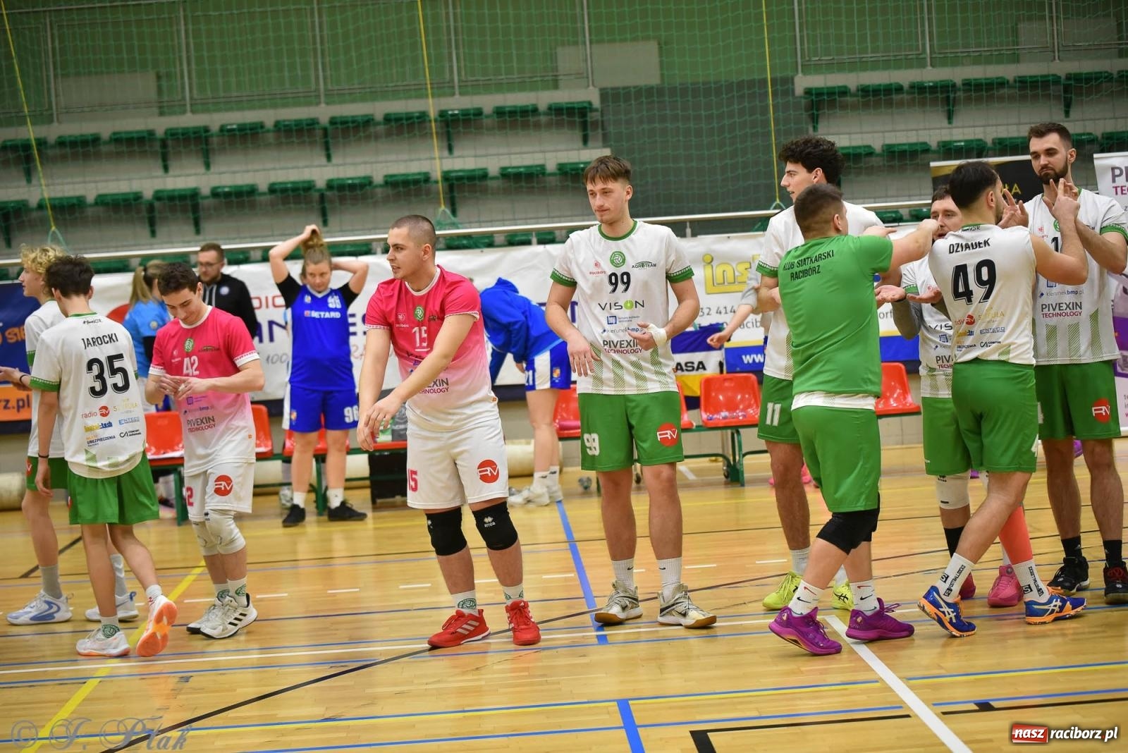 Zdjęcie w galerii na portalu naszraciborz.pl: Siatkarska remontada w hali OSiR. KS Racibórz odwrócił losy meczu z Olimpią Włodowice [FOTO i WIDEO] wiadomości z regionu