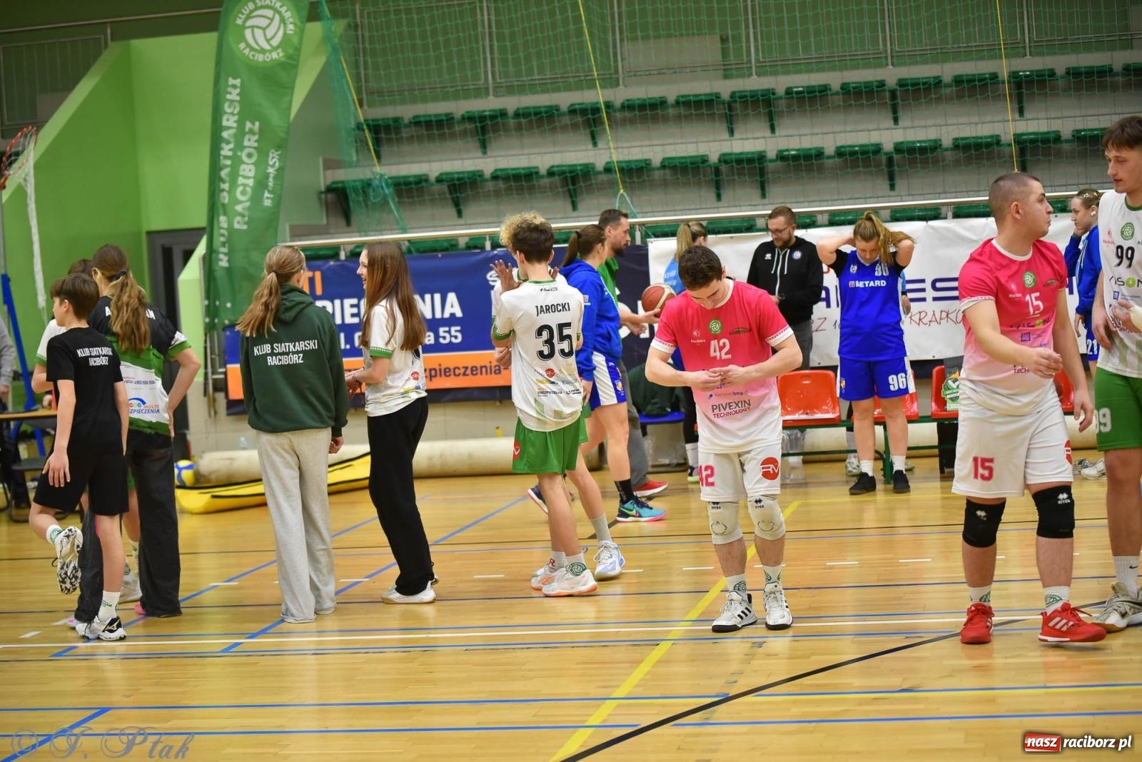 Zdjęcie w galerii na portalu naszraciborz.pl: Siatkarska remontada w hali OSiR. KS Racibórz odwrócił losy meczu z Olimpią Włodowice [FOTO i WIDEO] wiadomości z regionu