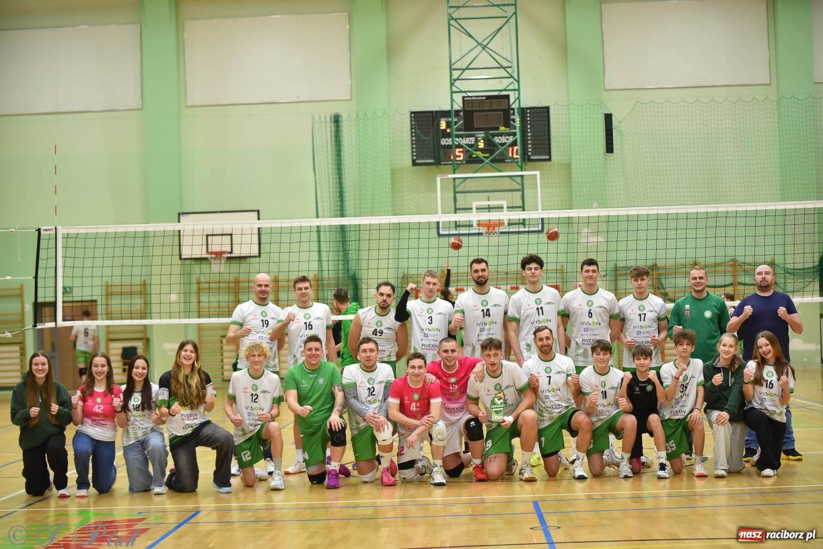 Zdjęcie w galerii na portalu naszraciborz.pl: Siatkarska remontada w hali OSiR. KS Racibórz odwrócił losy meczu z Olimpią Włodowice [FOTO i WIDEO] wiadomości z regionu