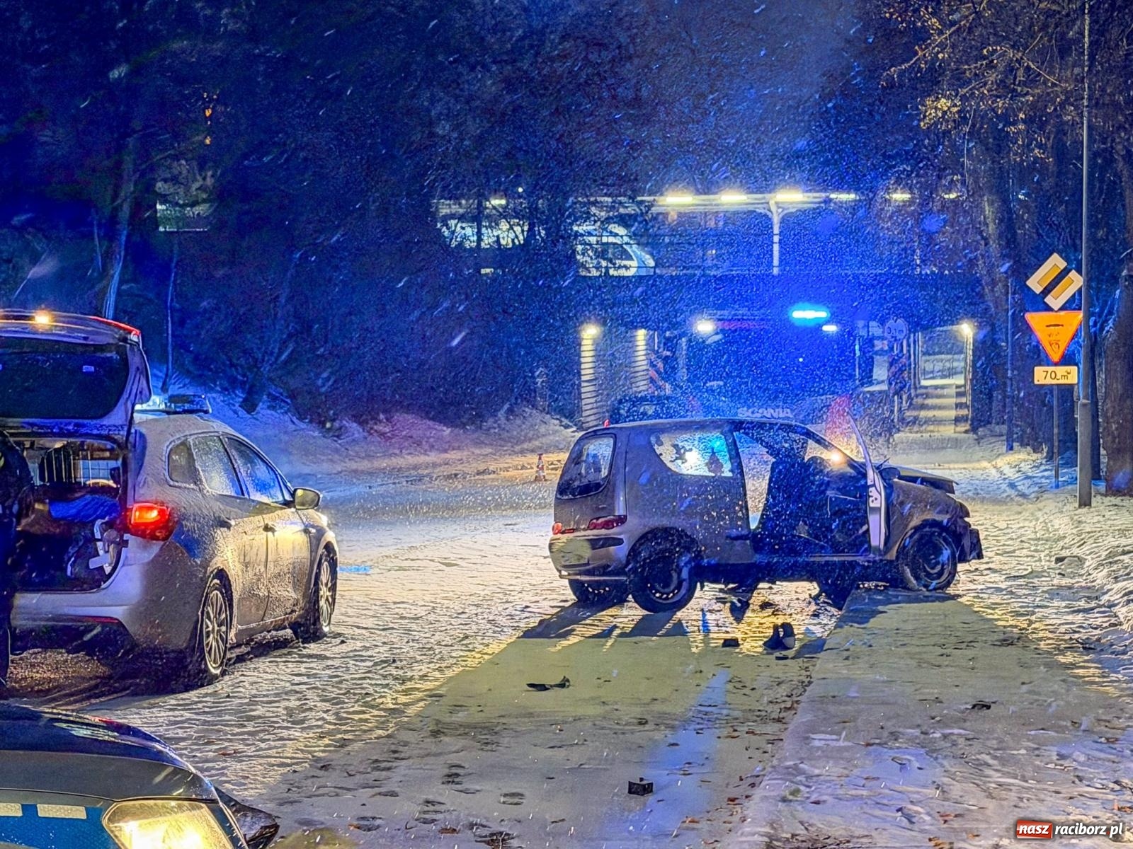 Zdjęcie w galerii na portalu naszraciborz.pl: Groźne zdarzenie na ul. Piaskowej. Auto uderzyło w drzewo wiadomości z regionu