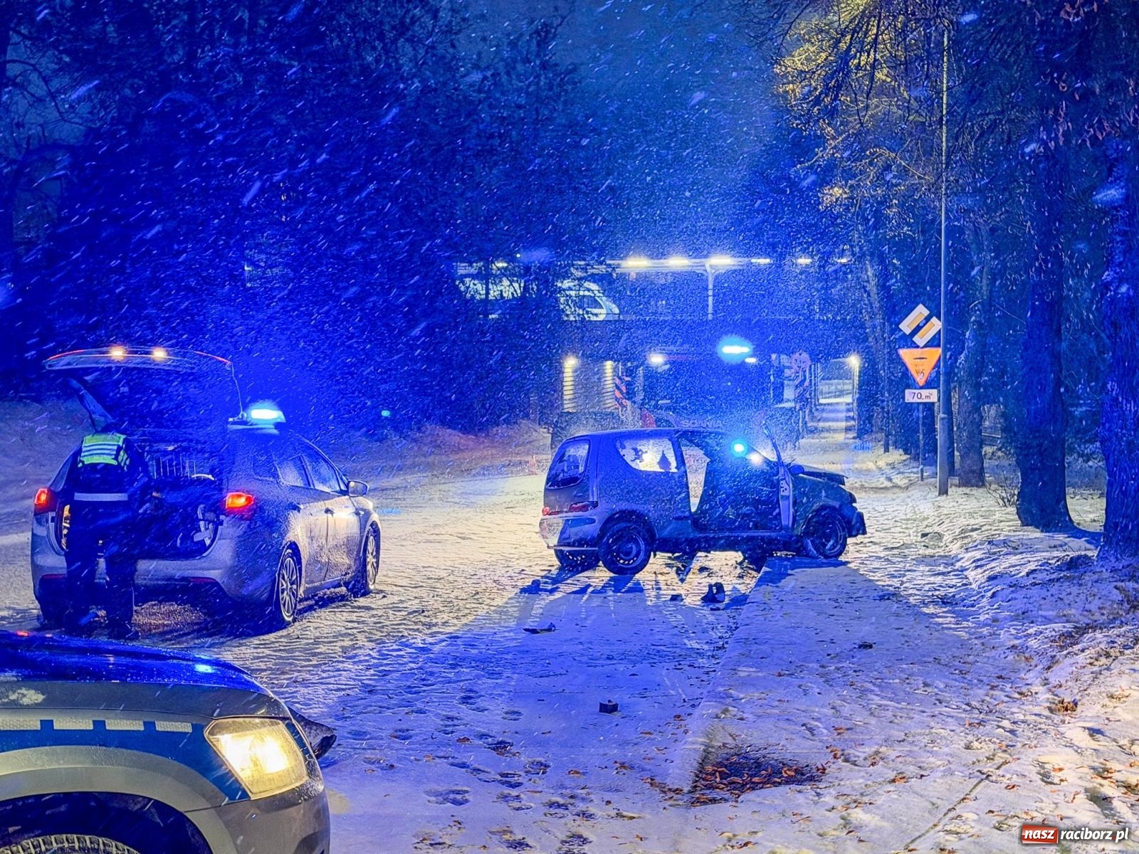 Zdjęcie w galerii na portalu naszraciborz.pl: Groźne zdarzenie na ul. Piaskowej. Auto uderzyło w drzewo wiadomości z regionu