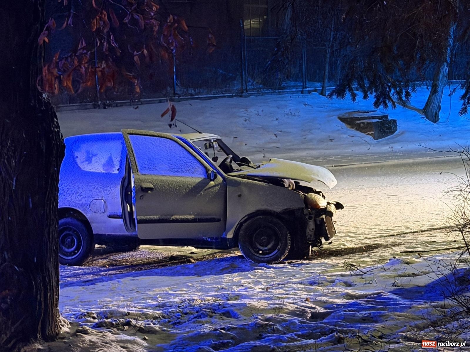 Zdjęcie w galerii na portalu naszraciborz.pl: Groźne zdarzenie na ul. Piaskowej. Auto uderzyło w drzewo wiadomości z regionu