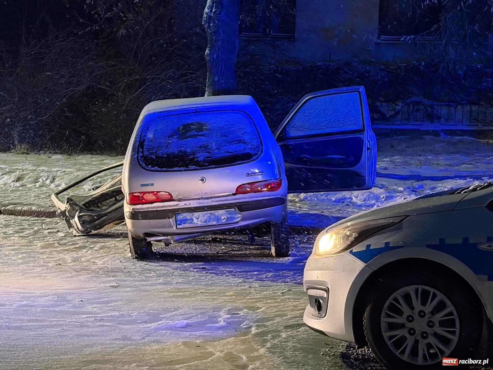 Zdjęcie w galerii na portalu naszraciborz.pl: Groźne zdarzenie na ul. Piaskowej. Auto uderzyło w drzewo wiadomości z regionu