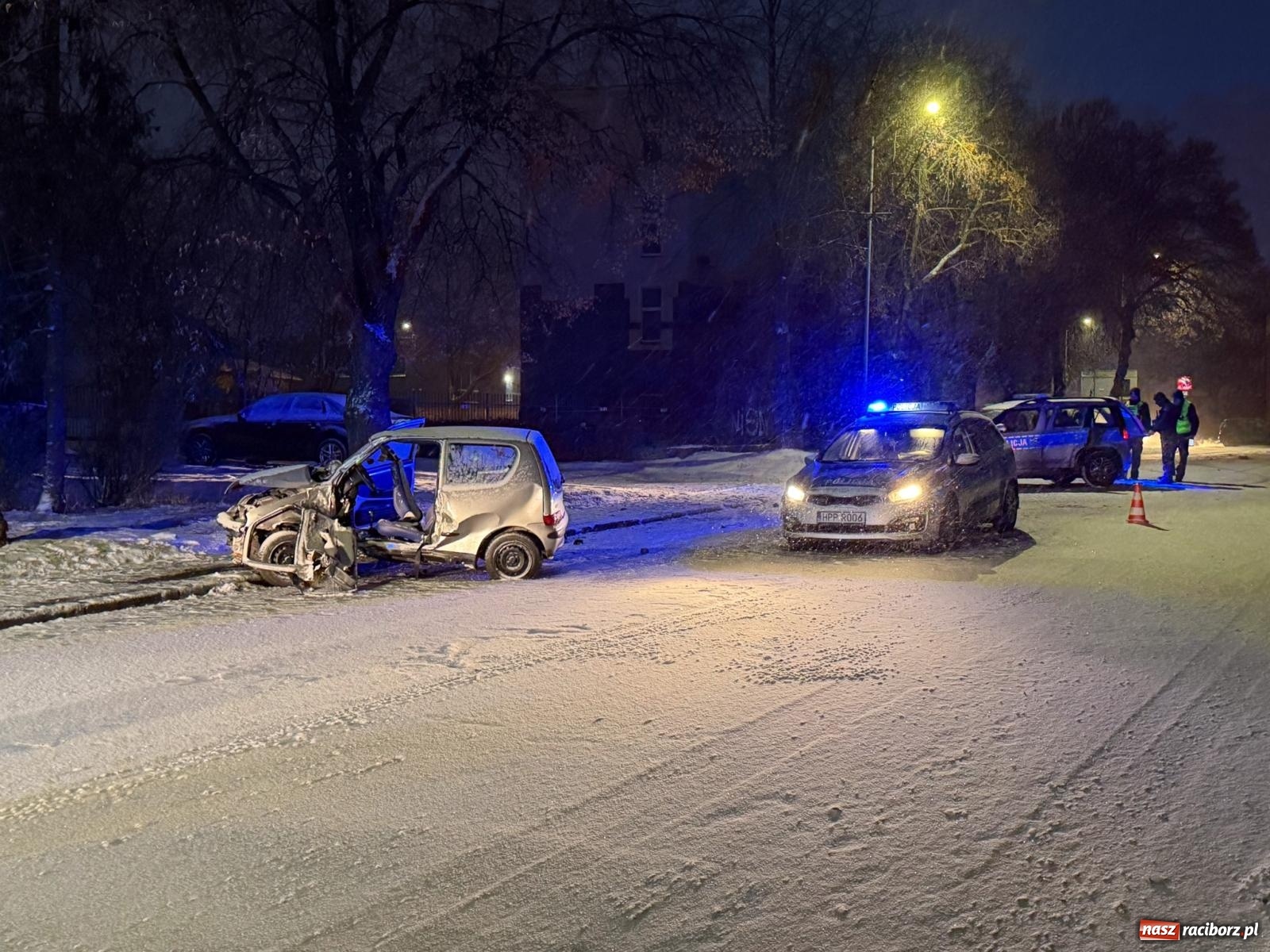Zdjęcie w galerii na portalu naszraciborz.pl: Groźne zdarzenie na ul. Piaskowej. Auto uderzyło w drzewo wiadomości z regionu