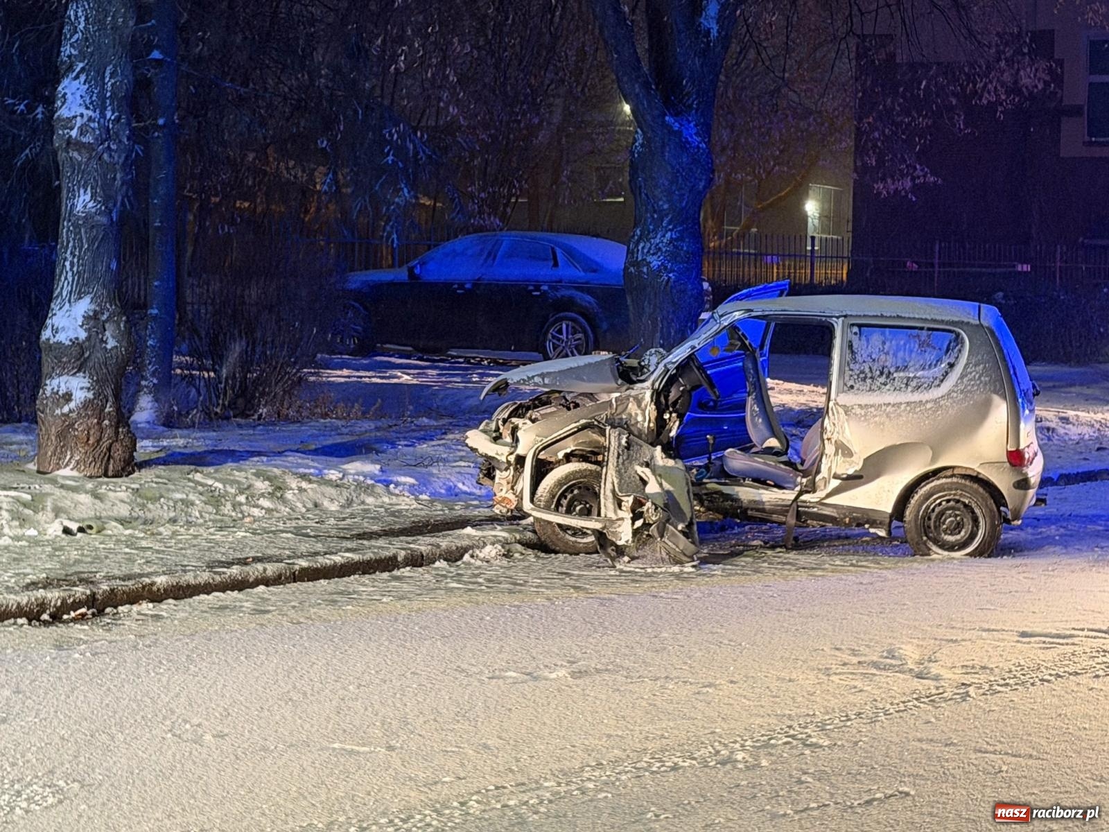 Zdjęcie w galerii na portalu naszraciborz.pl: Groźne zdarzenie na ul. Piaskowej. Auto uderzyło w drzewo wiadomości z regionu