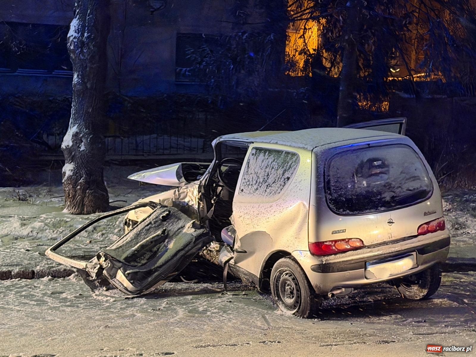 Zdjęcie w galerii na portalu naszraciborz.pl: Groźne zdarzenie na ul. Piaskowej. Auto uderzyło w drzewo wiadomości z regionu