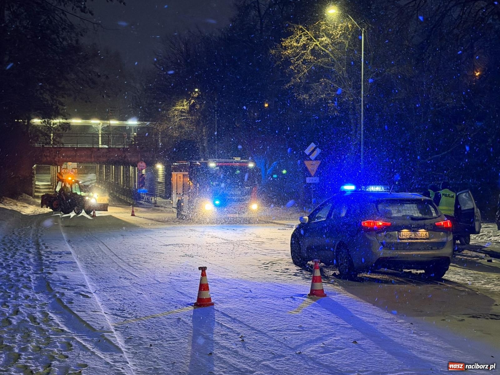 Zdjęcie w galerii na portalu naszraciborz.pl: Groźne zdarzenie na ul. Piaskowej. Auto uderzyło w drzewo wiadomości z regionu