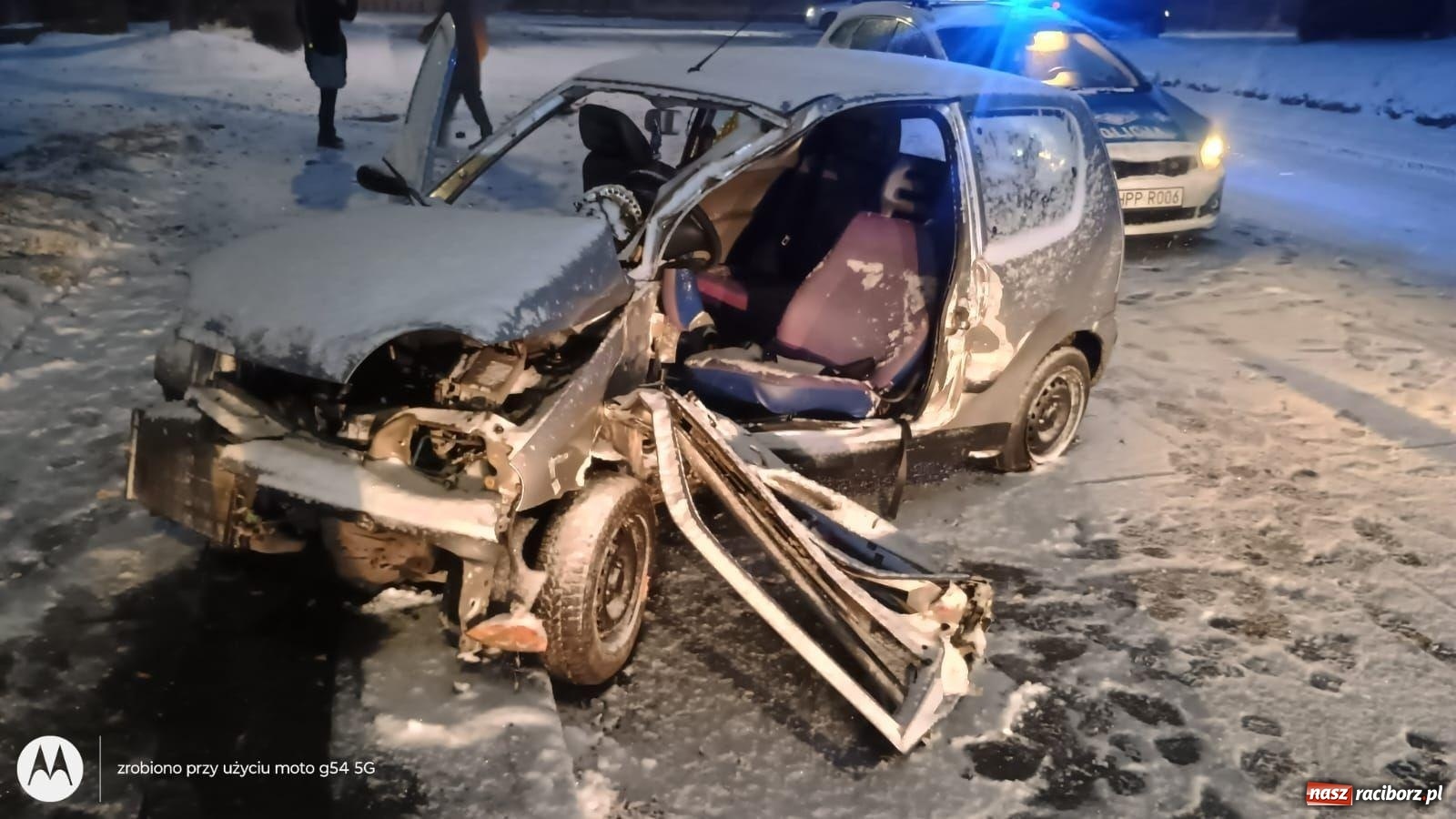 Zdjęcie w galerii na portalu naszraciborz.pl: Groźne zdarzenie na ul. Piaskowej. Auto uderzyło w drzewo wiadomości z regionu