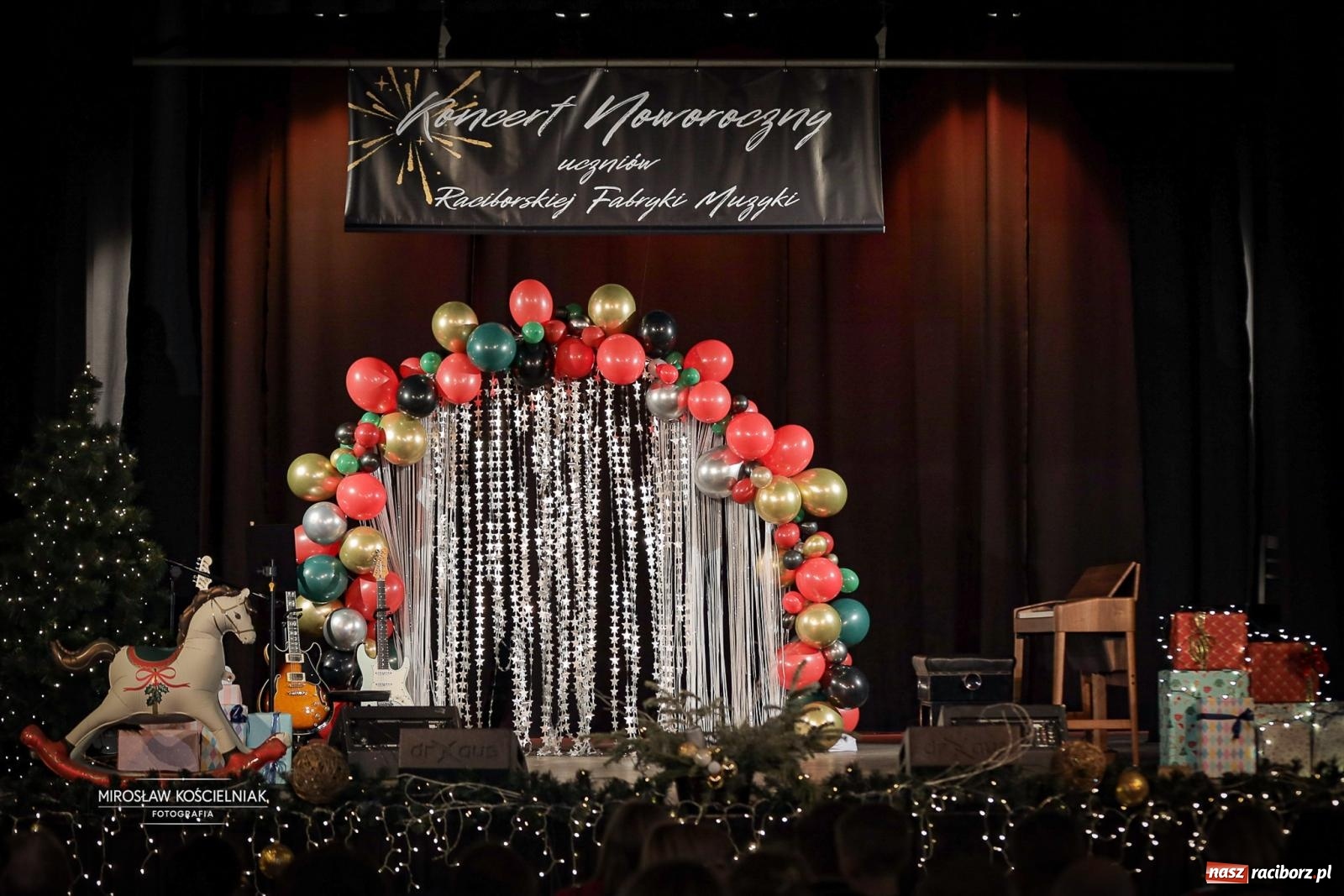 Zdjęcie w galerii na portalu naszraciborz.pl: Koncert noworoczny wychowanków Raciborskiej Fabryki Muzyki w DK Strzecha wiadomości z regionu