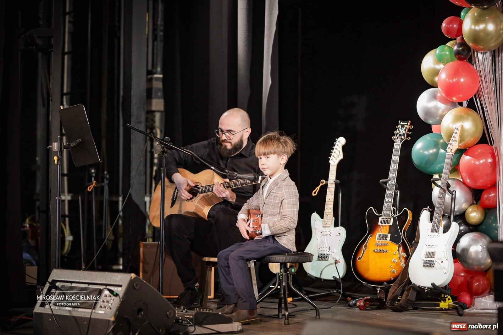 Zdjęcie w galerii na portalu naszraciborz.pl: Koncert noworoczny wychowanków Raciborskiej Fabryki Muzyki w DK Strzecha wiadomości z regionu