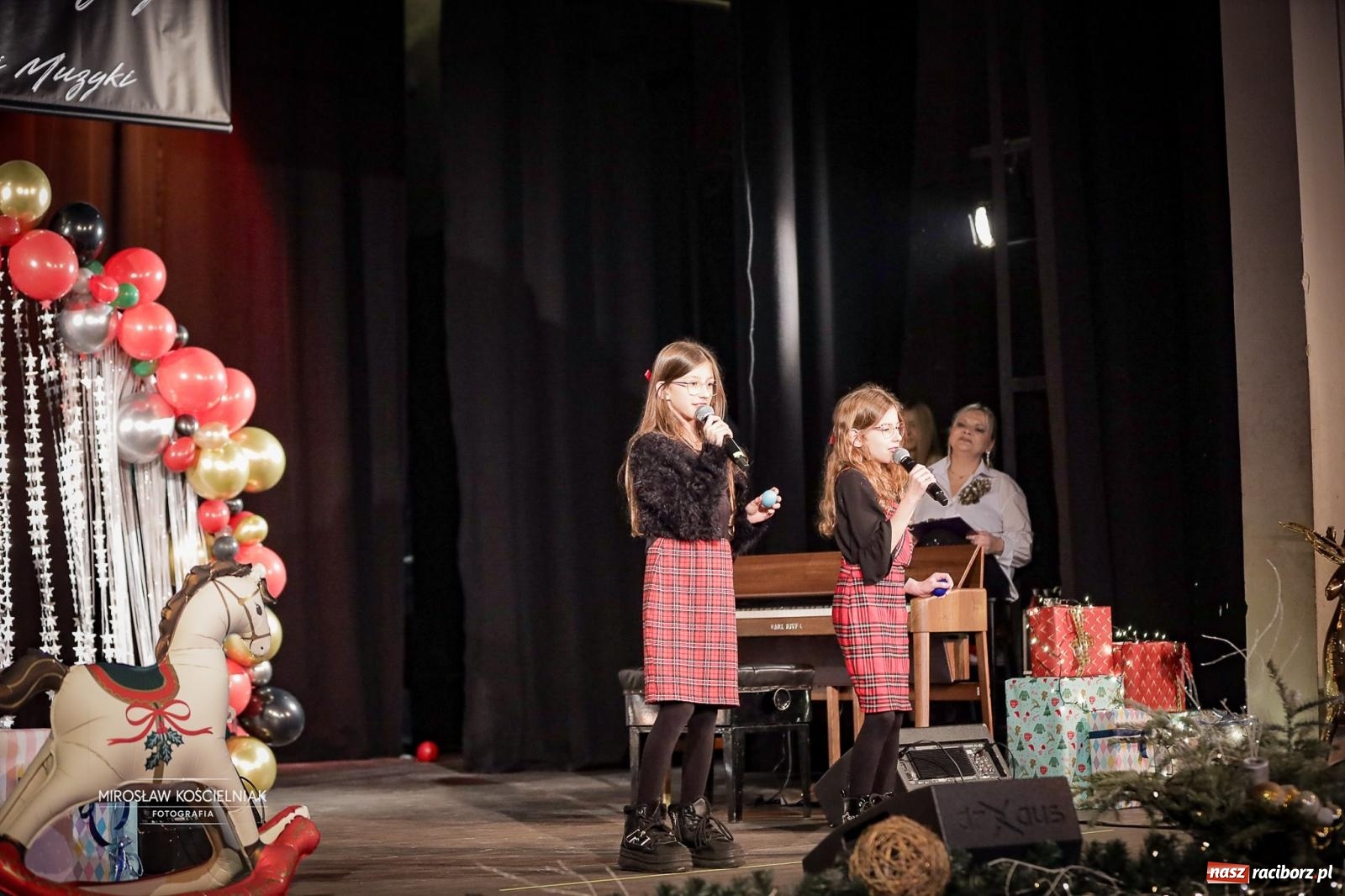 Zdjęcie w galerii na portalu naszraciborz.pl: Koncert noworoczny wychowanków Raciborskiej Fabryki Muzyki w DK Strzecha wiadomości z regionu