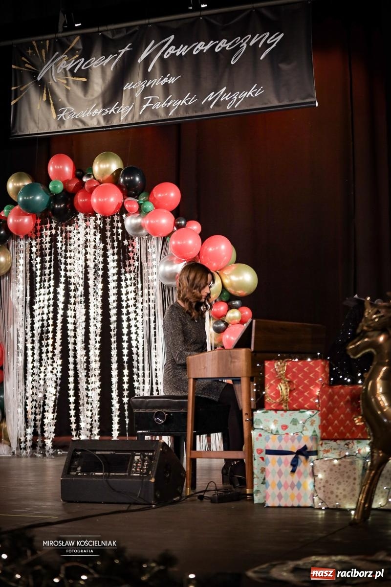 Zdjęcie w galerii na portalu naszraciborz.pl: Koncert noworoczny wychowanków Raciborskiej Fabryki Muzyki w DK Strzecha wiadomości z regionu