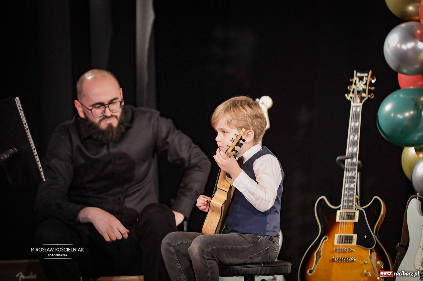 Zdjęcie w galerii na portalu naszraciborz.pl: Koncert noworoczny wychowanków Raciborskiej Fabryki Muzyki w DK Strzecha wiadomości z regionu