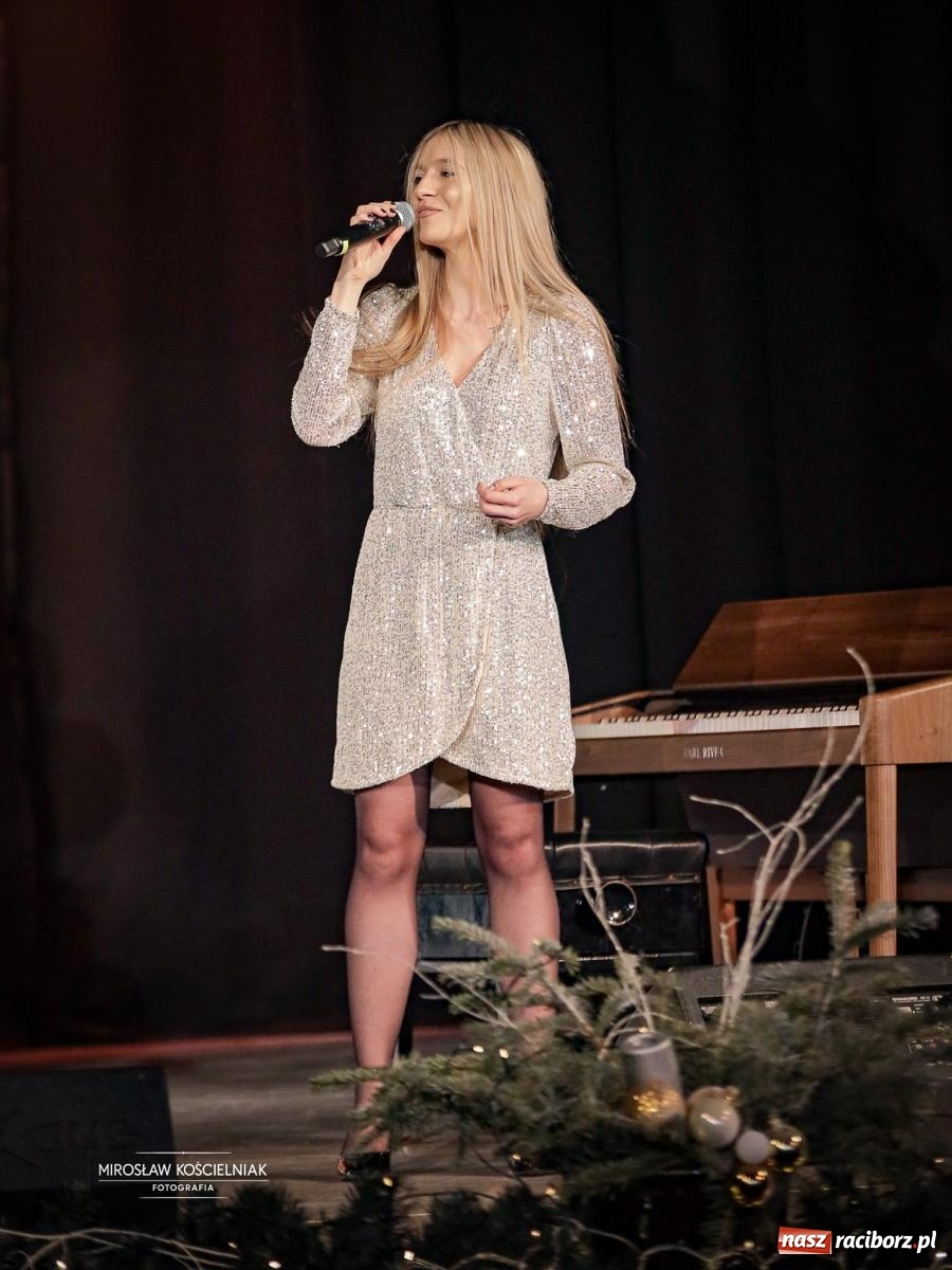 Zdjęcie w galerii na portalu naszraciborz.pl: Koncert noworoczny wychowanków Raciborskiej Fabryki Muzyki w DK Strzecha wiadomości z regionu