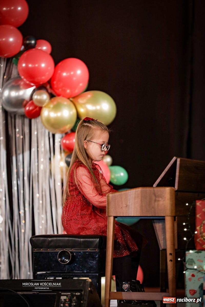 Zdjęcie w galerii na portalu naszraciborz.pl: Koncert noworoczny wychowanków Raciborskiej Fabryki Muzyki w DK Strzecha wiadomości z regionu