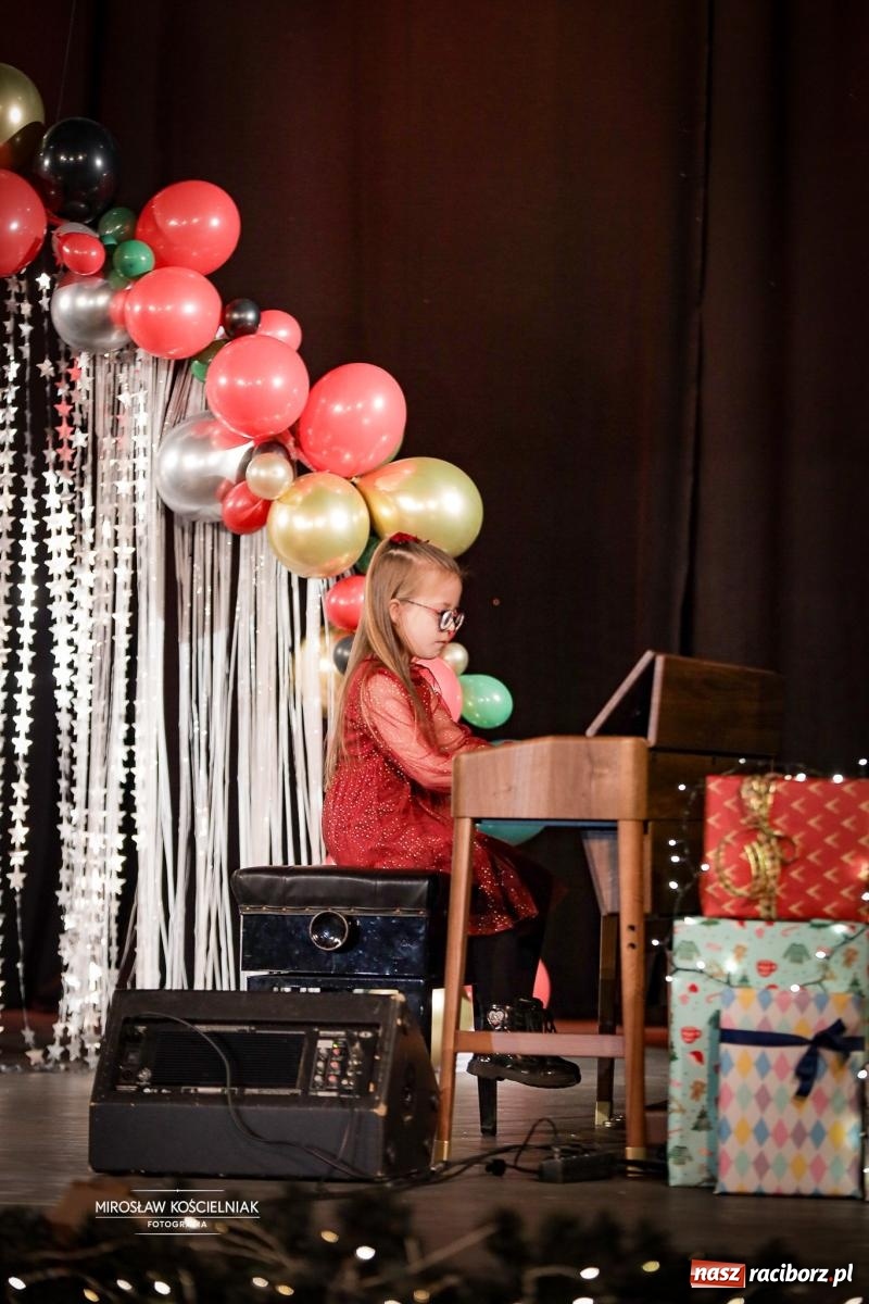 Zdjęcie w galerii na portalu naszraciborz.pl: Koncert noworoczny wychowanków Raciborskiej Fabryki Muzyki w DK Strzecha wiadomości z regionu