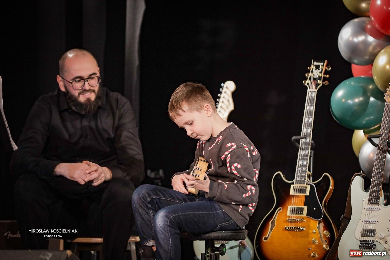 Zdjęcie w galerii na portalu naszraciborz.pl: Koncert noworoczny wychowanków Raciborskiej Fabryki Muzyki w DK Strzecha wiadomości z regionu