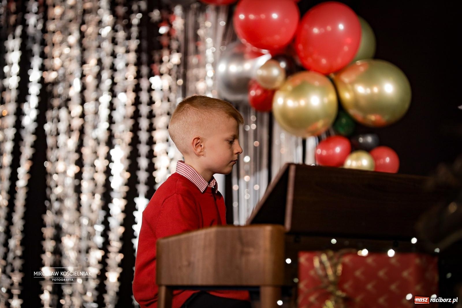 Zdjęcie w galerii na portalu naszraciborz.pl: Koncert noworoczny wychowanków Raciborskiej Fabryki Muzyki w DK Strzecha wiadomości z regionu