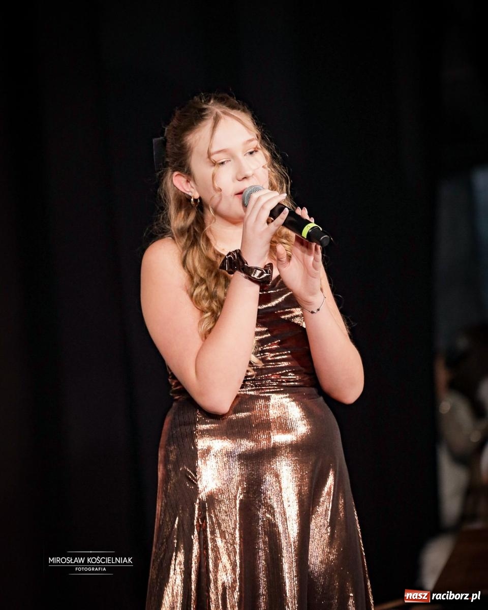 Zdjęcie w galerii na portalu naszraciborz.pl: Koncert noworoczny wychowanków Raciborskiej Fabryki Muzyki w DK Strzecha wiadomości z regionu