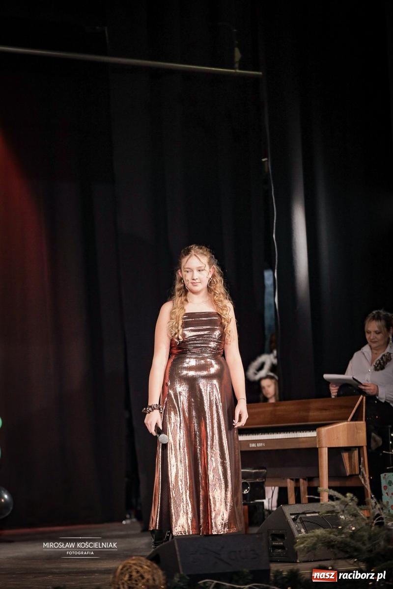 Zdjęcie w galerii na portalu naszraciborz.pl: Koncert noworoczny wychowanków Raciborskiej Fabryki Muzyki w DK Strzecha wiadomości z regionu