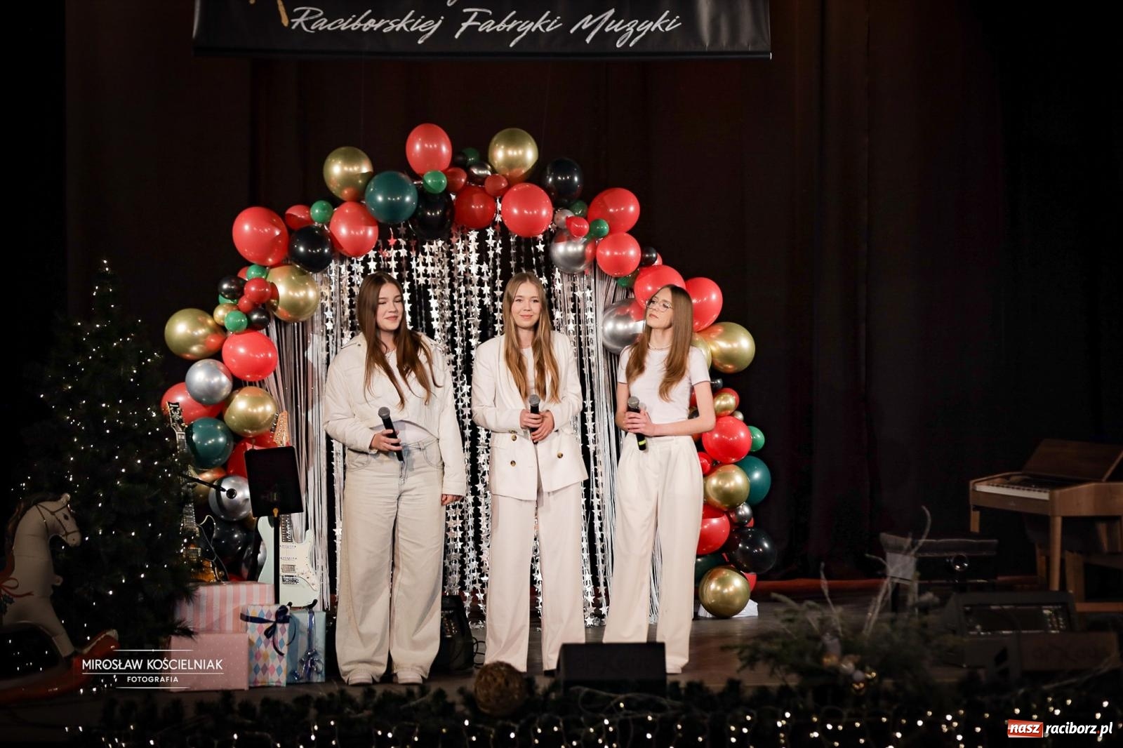 Zdjęcie w galerii na portalu naszraciborz.pl: Koncert noworoczny wychowanków Raciborskiej Fabryki Muzyki w DK Strzecha wiadomości z regionu