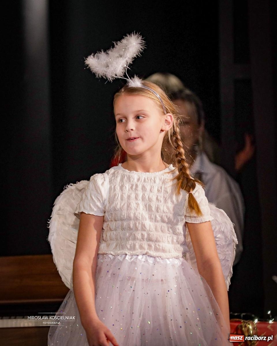 Zdjęcie w galerii na portalu naszraciborz.pl: Koncert noworoczny wychowanków Raciborskiej Fabryki Muzyki w DK Strzecha wiadomości z regionu