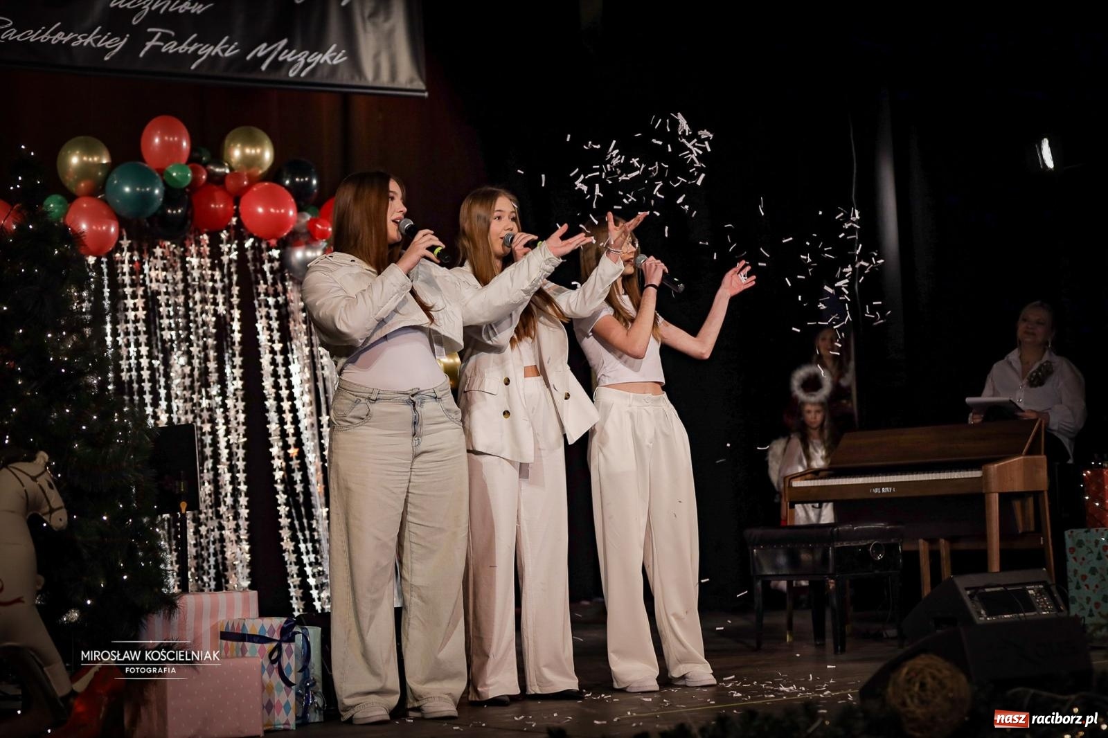 Zdjęcie w galerii na portalu naszraciborz.pl: Koncert noworoczny wychowanków Raciborskiej Fabryki Muzyki w DK Strzecha wiadomości z regionu