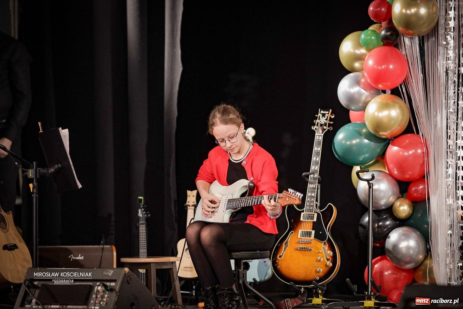 Zdjęcie w galerii na portalu naszraciborz.pl: Koncert noworoczny wychowanków Raciborskiej Fabryki Muzyki w DK Strzecha wiadomości z regionu