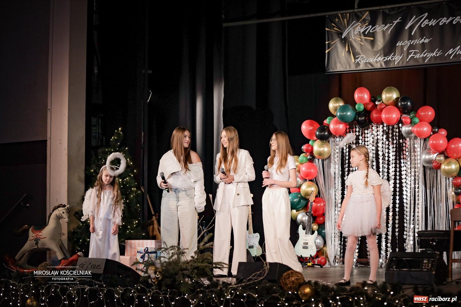 Zdjęcie w galerii na portalu naszraciborz.pl: Koncert noworoczny wychowanków Raciborskiej Fabryki Muzyki w DK Strzecha wiadomości z regionu