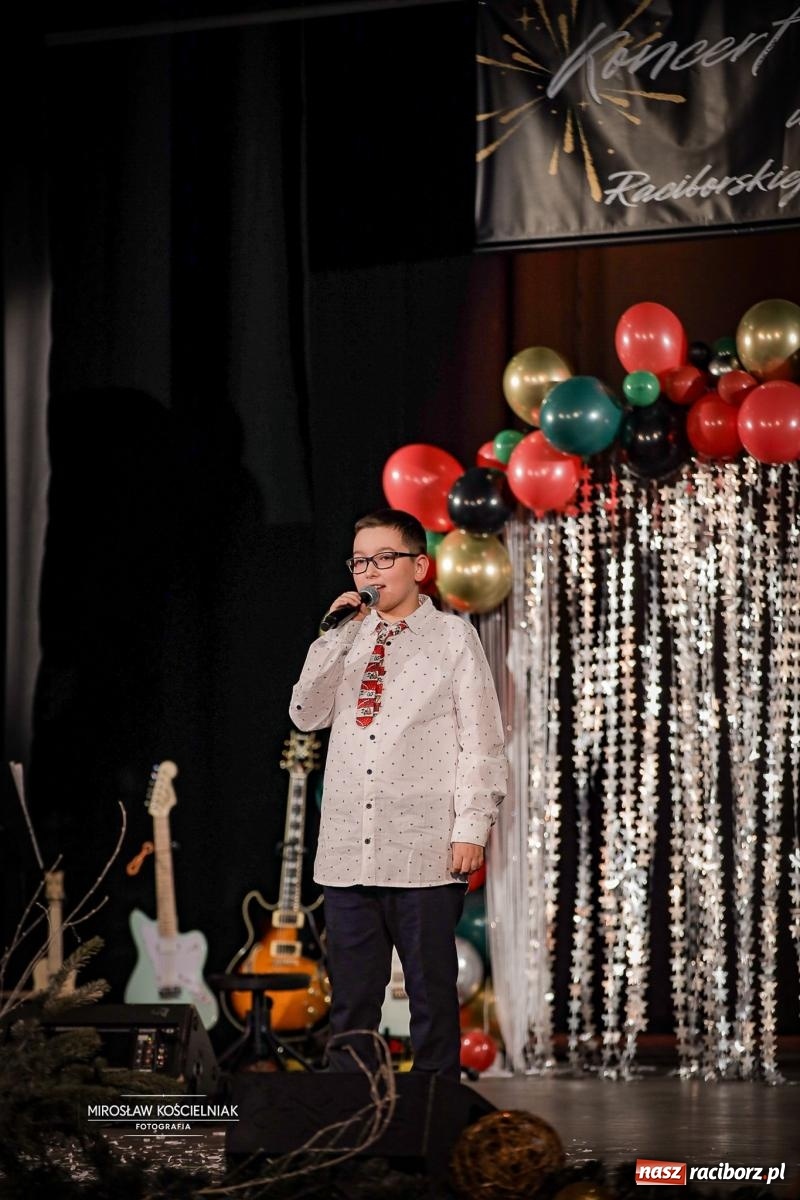 Zdjęcie w galerii na portalu naszraciborz.pl: Koncert noworoczny wychowanków Raciborskiej Fabryki Muzyki w DK Strzecha wiadomości z regionu