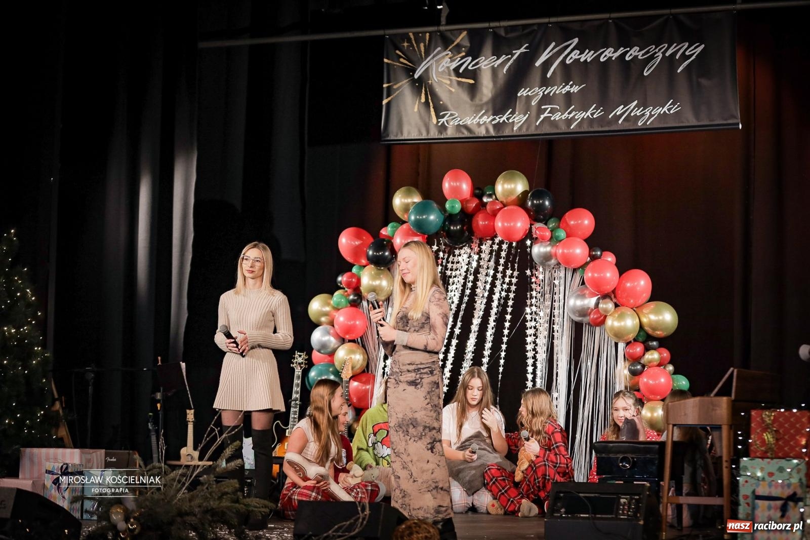Zdjęcie w galerii na portalu naszraciborz.pl: Koncert noworoczny wychowanków Raciborskiej Fabryki Muzyki w DK Strzecha wiadomości z regionu