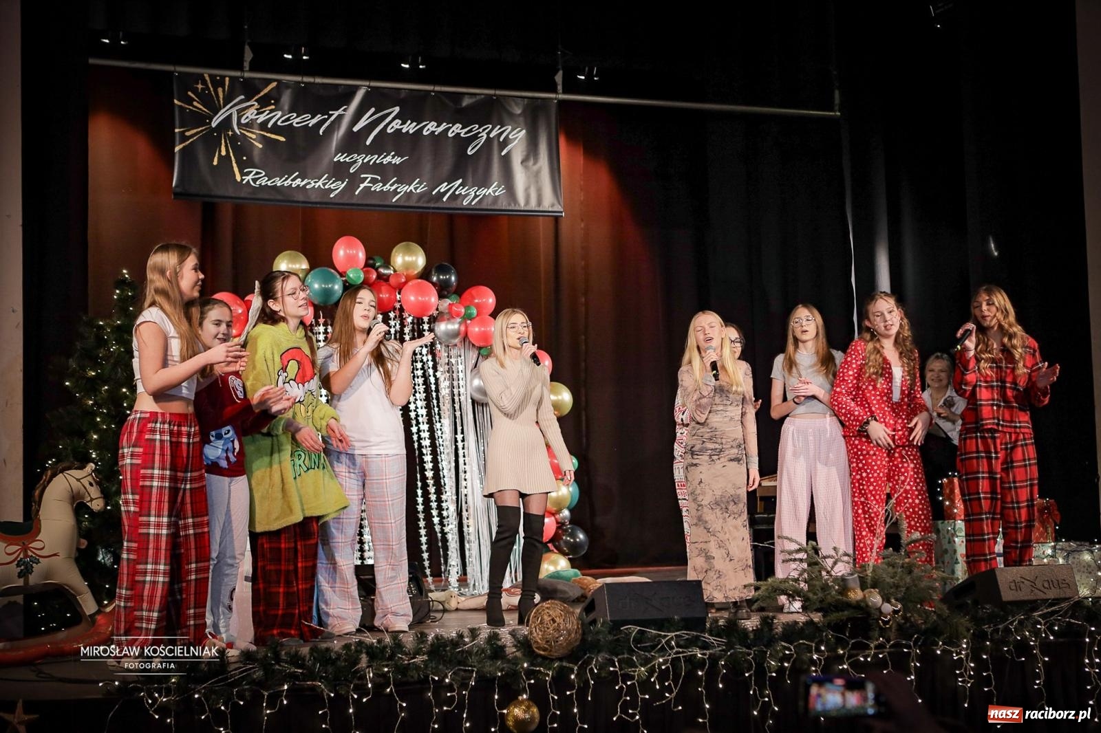 Zdjęcie w galerii na portalu naszraciborz.pl: Koncert noworoczny wychowanków Raciborskiej Fabryki Muzyki w DK Strzecha wiadomości z regionu