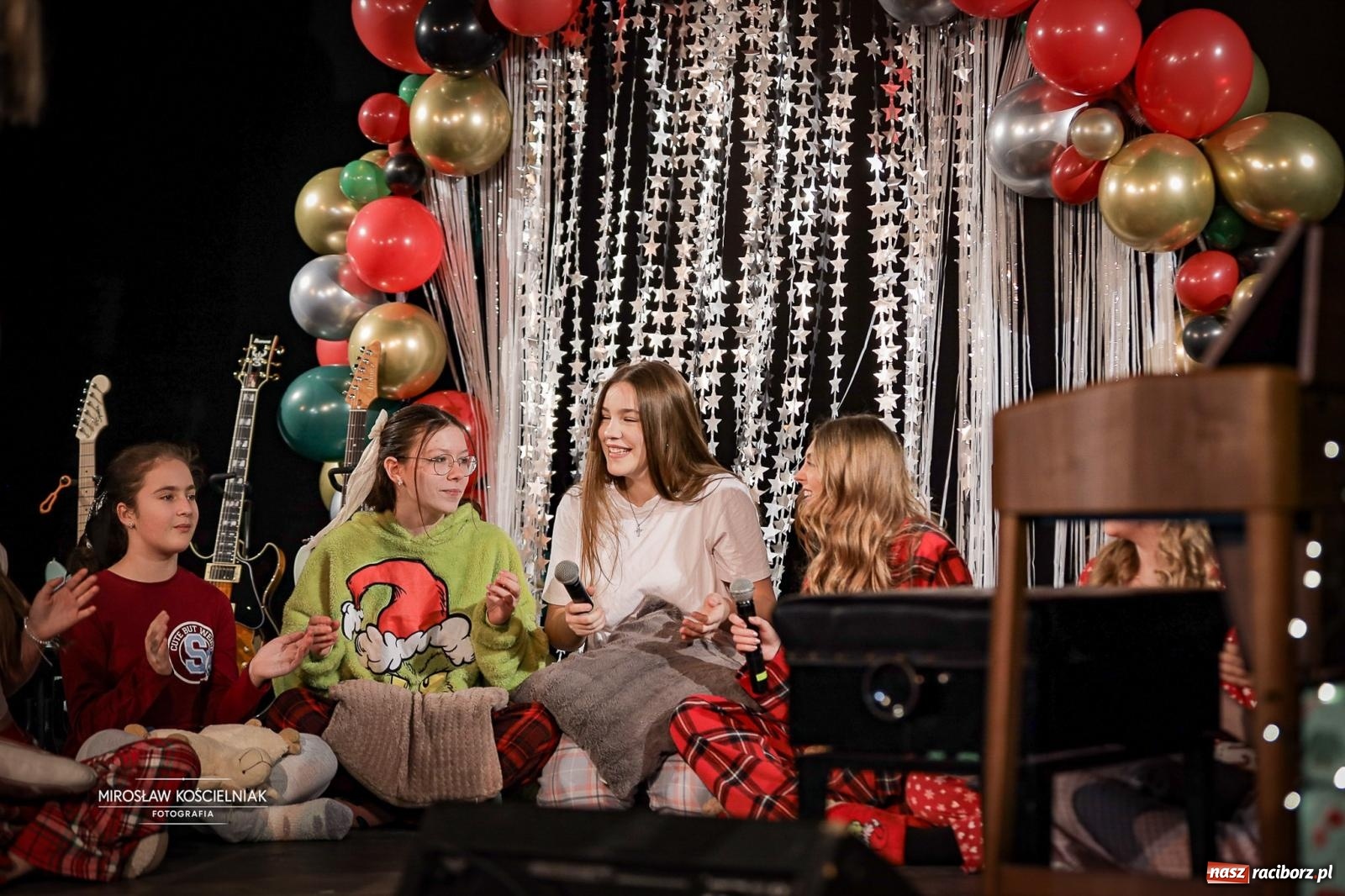 Zdjęcie w galerii na portalu naszraciborz.pl: Koncert noworoczny wychowanków Raciborskiej Fabryki Muzyki w DK Strzecha wiadomości z regionu