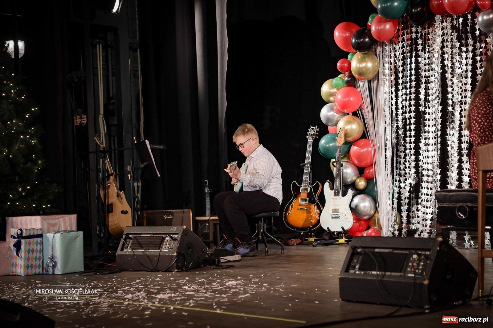 Zdjęcie w galerii na portalu naszraciborz.pl: Koncert noworoczny wychowanków Raciborskiej Fabryki Muzyki w DK Strzecha wiadomości z regionu