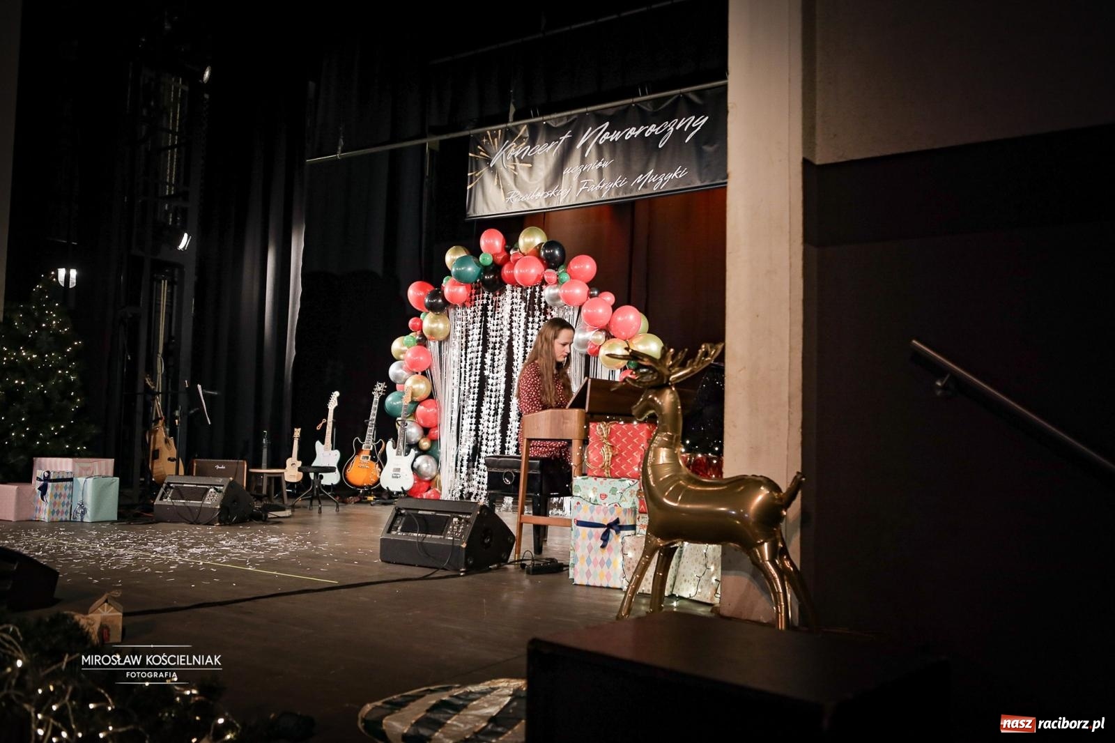 Zdjęcie w galerii na portalu naszraciborz.pl: Koncert noworoczny wychowanków Raciborskiej Fabryki Muzyki w DK Strzecha wiadomości z regionu