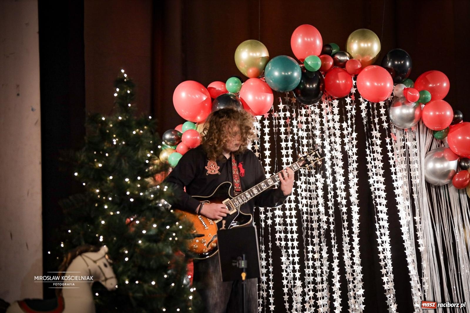 Zdjęcie w galerii na portalu naszraciborz.pl: Koncert noworoczny wychowanków Raciborskiej Fabryki Muzyki w DK Strzecha wiadomości z regionu