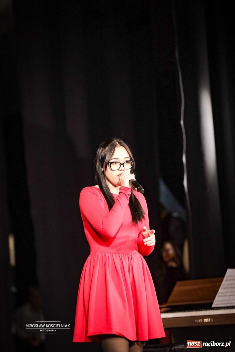 Zdjęcie w galerii na portalu naszraciborz.pl: Koncert noworoczny wychowanków Raciborskiej Fabryki Muzyki w DK Strzecha wiadomości z regionu