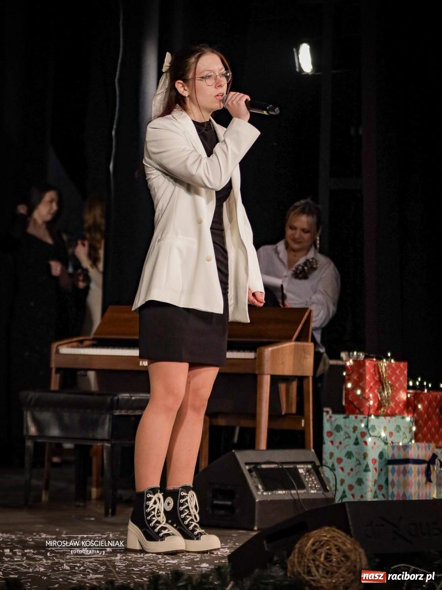 Zdjęcie w galerii na portalu naszraciborz.pl: Koncert noworoczny wychowanków Raciborskiej Fabryki Muzyki w DK Strzecha wiadomości z regionu