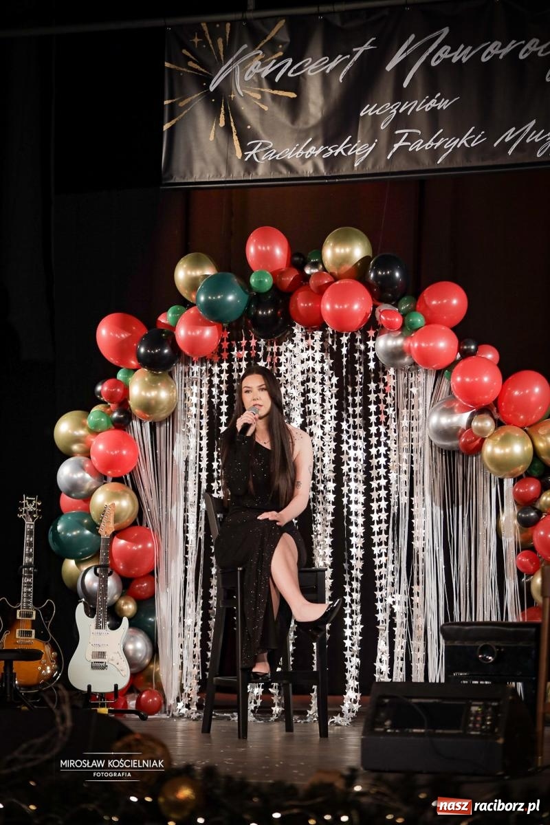 Zdjęcie w galerii na portalu naszraciborz.pl: Koncert noworoczny wychowanków Raciborskiej Fabryki Muzyki w DK Strzecha wiadomości z regionu