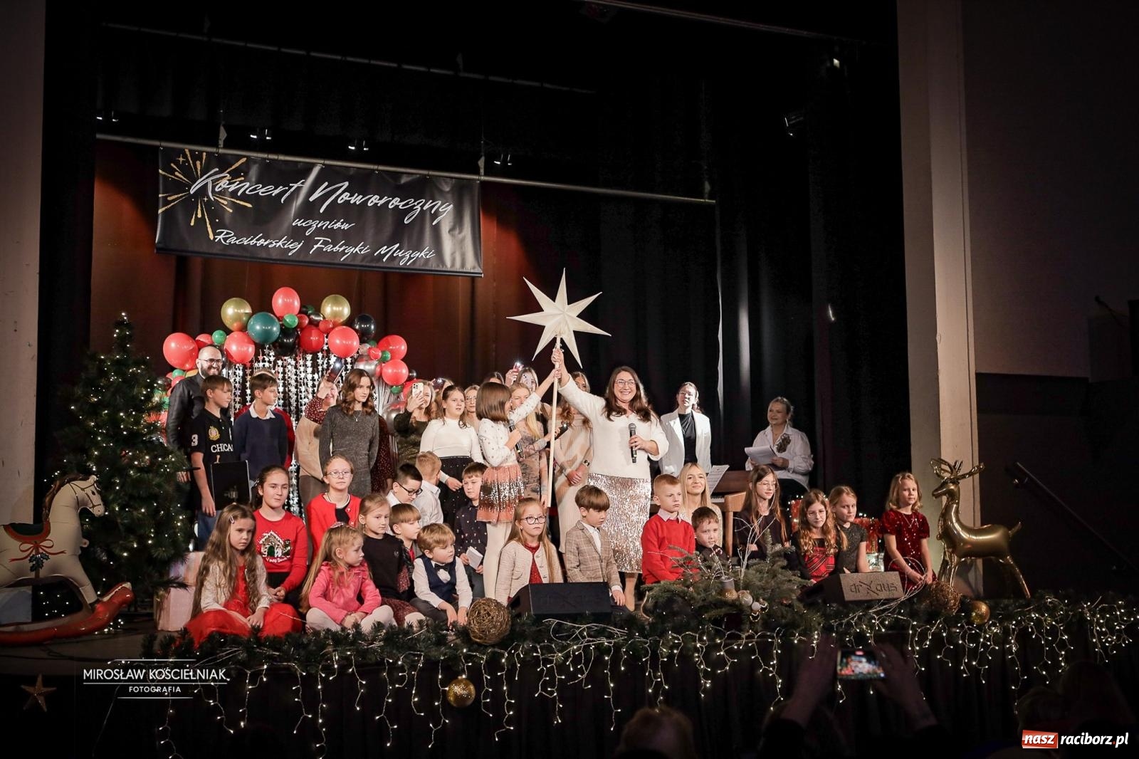 Zdjęcie w galerii na portalu naszraciborz.pl: Koncert noworoczny wychowanków Raciborskiej Fabryki Muzyki w DK Strzecha wiadomości z regionu