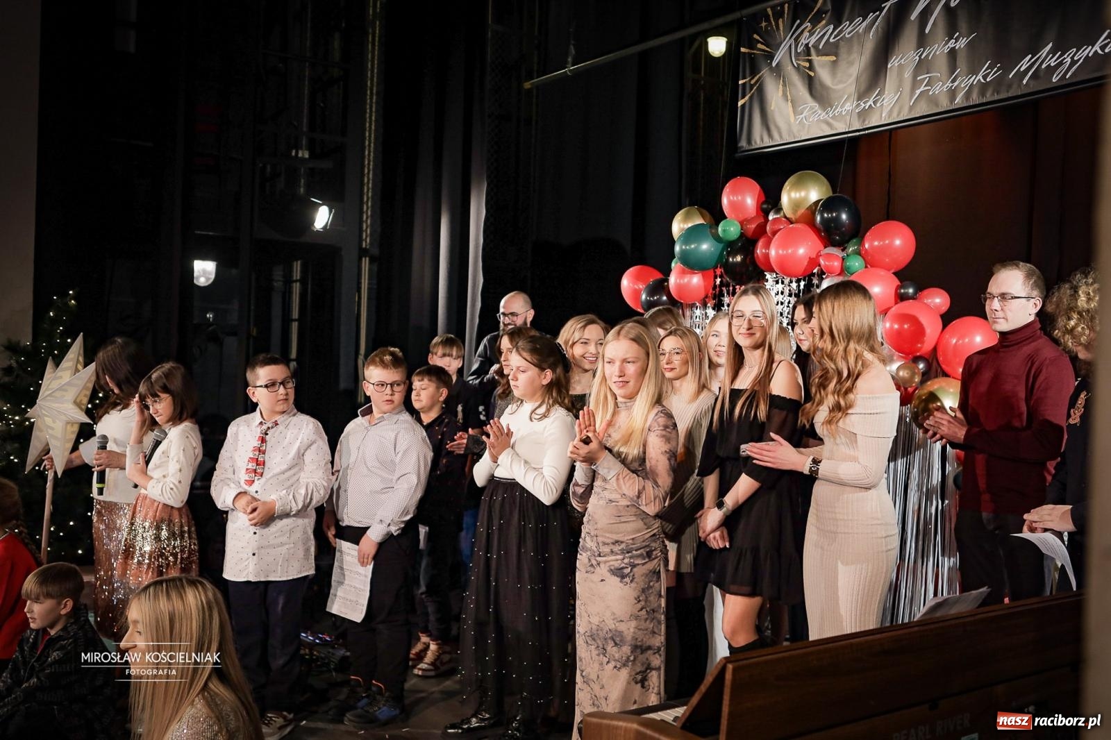Zdjęcie w galerii na portalu naszraciborz.pl: Koncert noworoczny wychowanków Raciborskiej Fabryki Muzyki w DK Strzecha wiadomości z regionu