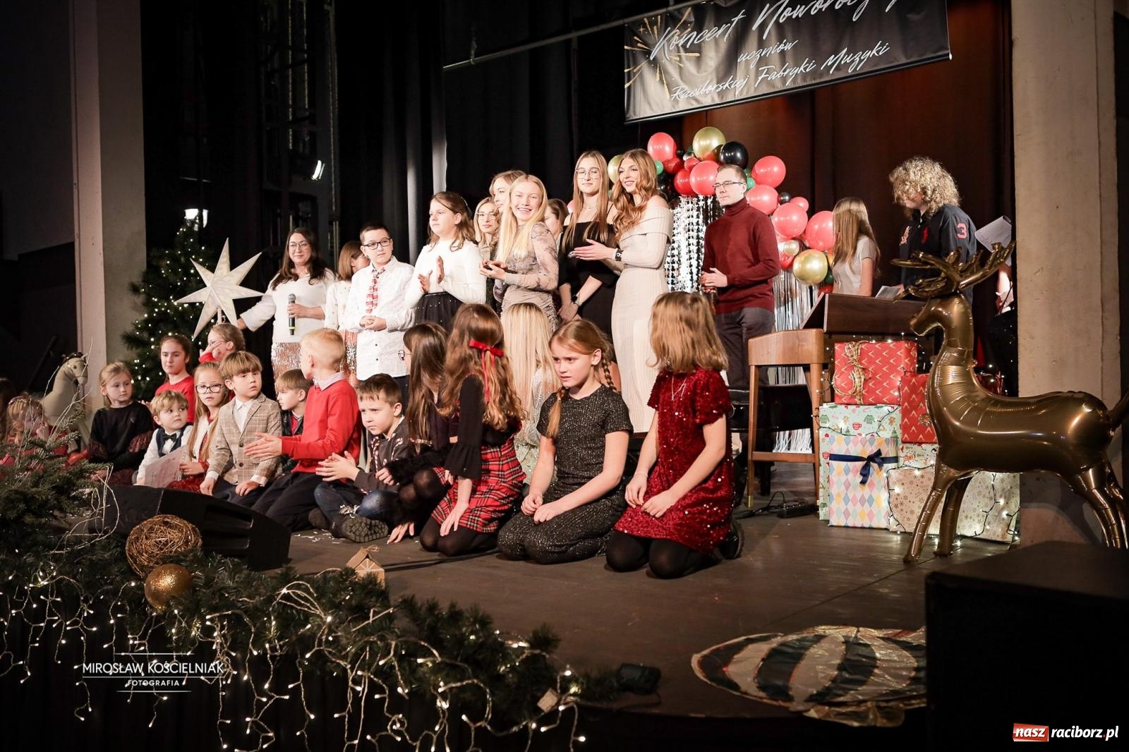 Zdjęcie w galerii na portalu naszraciborz.pl: Koncert noworoczny wychowanków Raciborskiej Fabryki Muzyki w DK Strzecha wiadomości z regionu