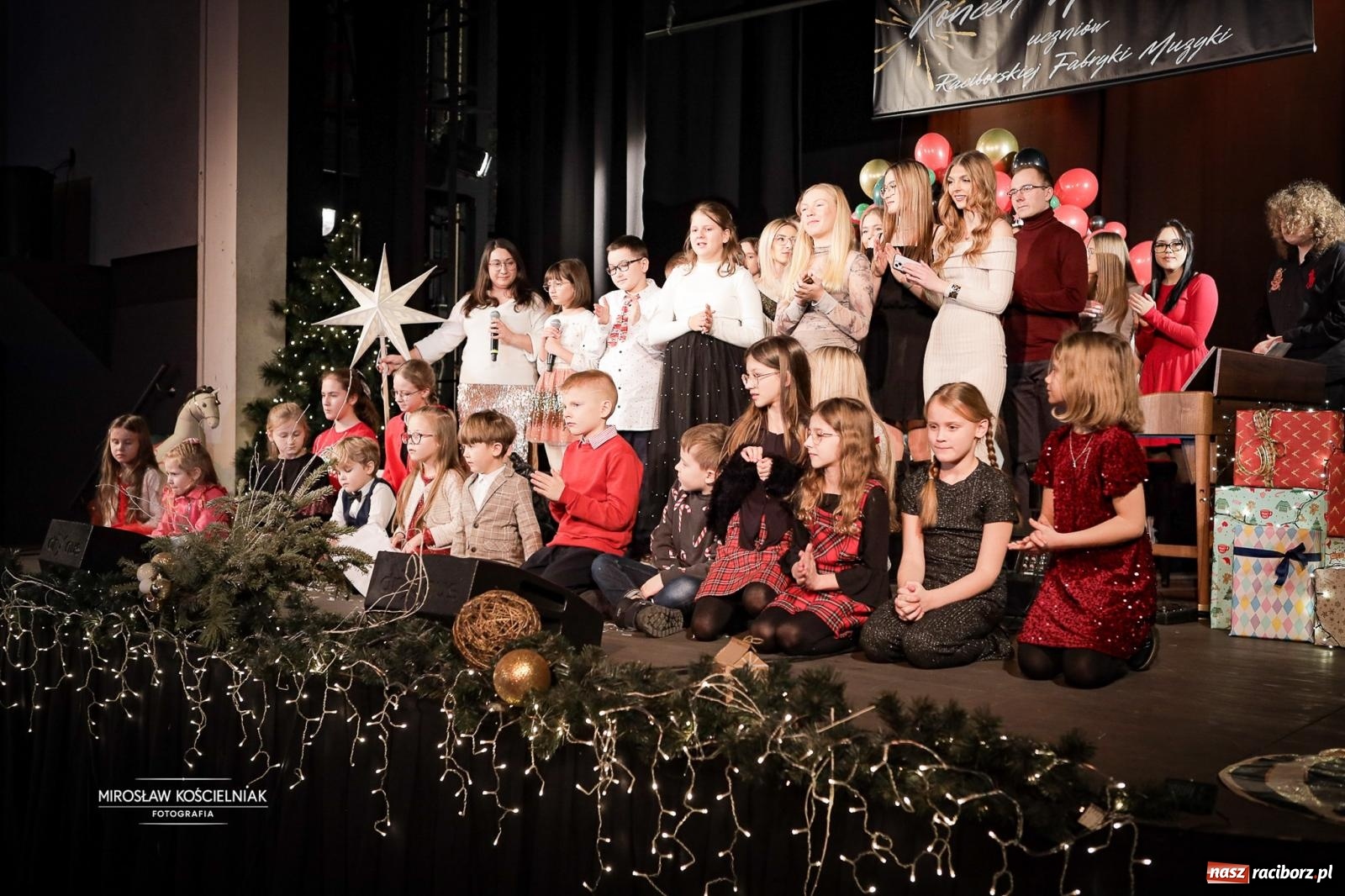 Zdjęcie w galerii na portalu naszraciborz.pl: Koncert noworoczny wychowanków Raciborskiej Fabryki Muzyki w DK Strzecha wiadomości z regionu