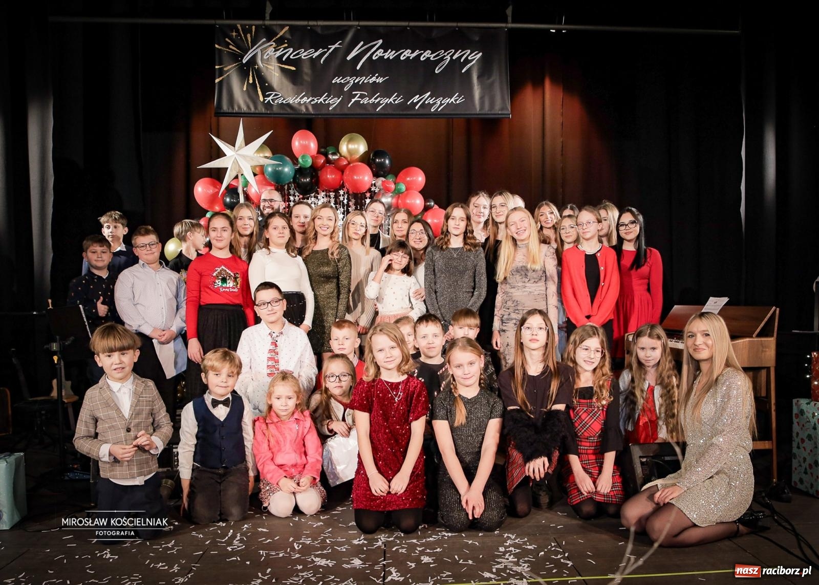 Zdjęcie w galerii na portalu naszraciborz.pl: Koncert noworoczny wychowanków Raciborskiej Fabryki Muzyki w DK Strzecha wiadomości z regionu