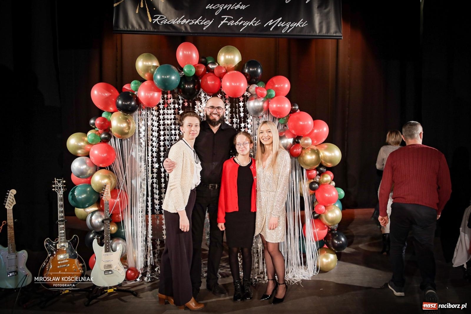 Zdjęcie w galerii na portalu naszraciborz.pl: Koncert noworoczny wychowanków Raciborskiej Fabryki Muzyki w DK Strzecha wiadomości z regionu