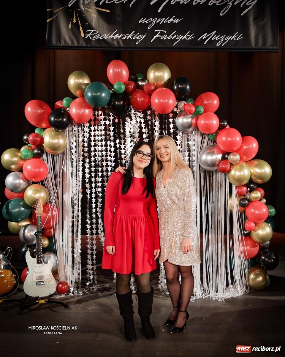 Zdjęcie w galerii na portalu naszraciborz.pl: Koncert noworoczny wychowanków Raciborskiej Fabryki Muzyki w DK Strzecha wiadomości z regionu