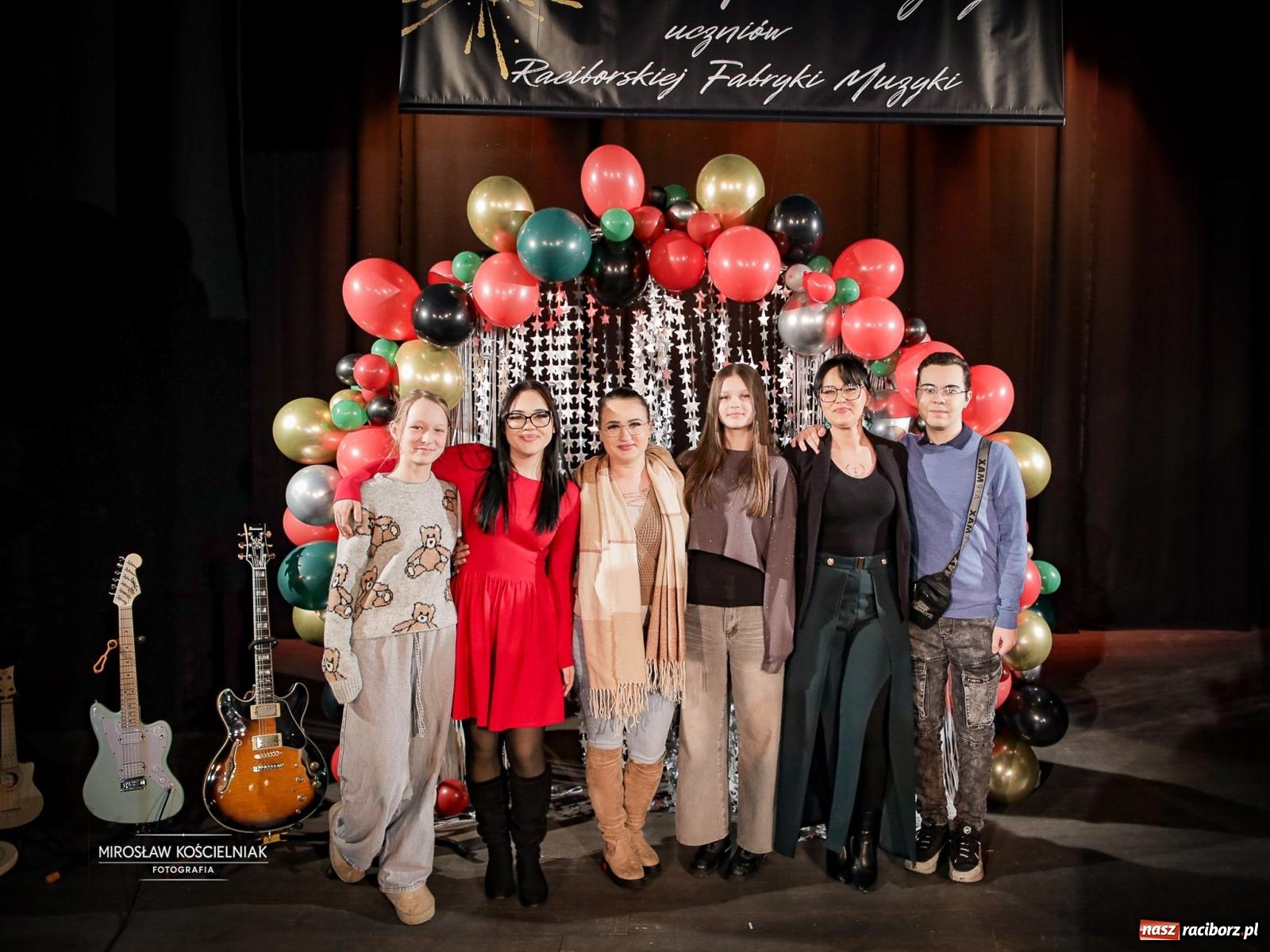 Zdjęcie w galerii na portalu naszraciborz.pl: Koncert noworoczny wychowanków Raciborskiej Fabryki Muzyki w DK Strzecha wiadomości z regionu