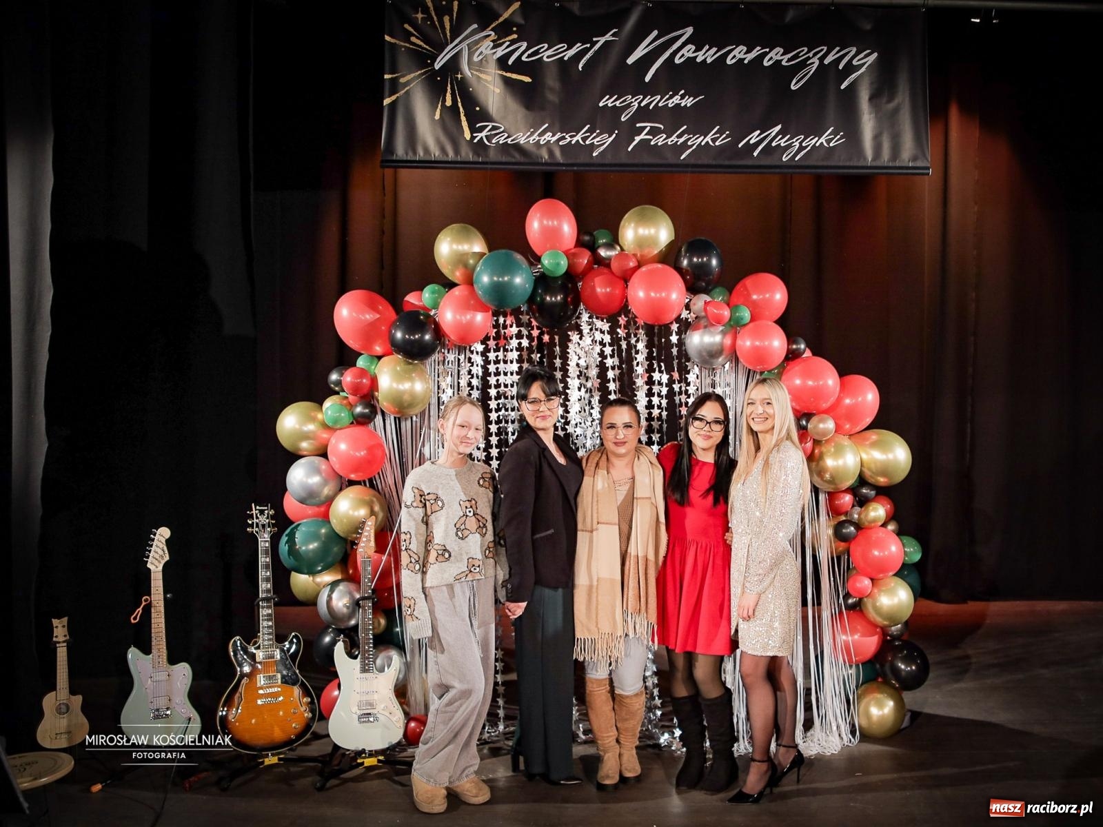 Zdjęcie w galerii na portalu naszraciborz.pl: Koncert noworoczny wychowanków Raciborskiej Fabryki Muzyki w DK Strzecha wiadomości z regionu